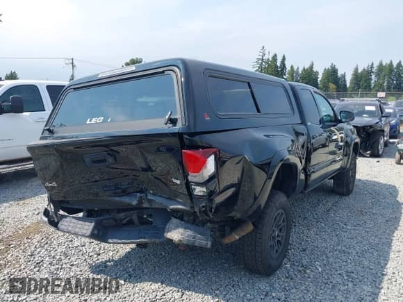 2018 Toyota Tacoma SR5 z VIN 5TFSZ5AN2JX151257, wystawiony jako IAAI lot #42895721 z przebiegiem 157 990 mil mil oraz . Historia ofert i sprzedaży dostępna na DreamBid. Obrazek 6.