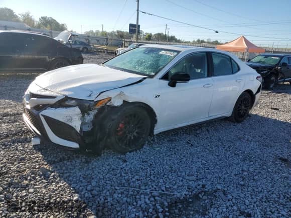 2023 Toyota Camry SE z VIN 4T1T11AK2PU153283, wystawiony jako Copart lot #82600845 z przebiegiem 42 960 mil mil oraz Szkoda całkowita • Salvage title. Historia ofert i sprzedaży dostępna na DreamBid. Obrazek 1.
