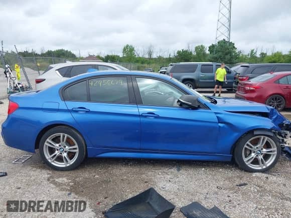 2014 BMW 3 Series 335i xDrive z VIN WBA3B9C54EP459210, wystawiony jako IAAI lot #42958679 z przebiegiem 94 321 mil mil oraz . Historia ofert i sprzedaży dostępna na DreamBid. Obrazek 13.