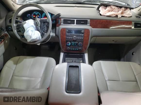 2011 Chevrolet Silverado 2500HD LTZ z VIN 1GC1KYC89BF140398, wystawiony jako Copart lot #62072845 z przebiegiem 205 918 mil mil oraz Szkoda całkowita • Salvage title. Historia ofert i sprzedaży dostępna na DreamBid. Obrazek 8.