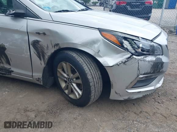 2015 Hyundai Sonata SE z VIN 5NPE24AF1FH246688, wystawiony jako IAAI lot #42634545 z przebiegiem 142 745 mil mil oraz . Historia ofert i sprzedaży dostępna na DreamBid. Obrazek 6.