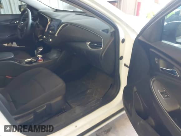 2021 Chevrolet Malibu LS z VIN 1G1ZB5ST8MF052042, wystawiony jako IAAI lot #43224328 z przebiegiem 66 612 mil mil oraz . Historia ofert i sprzedaży dostępna na DreamBid. Obrazek 5.