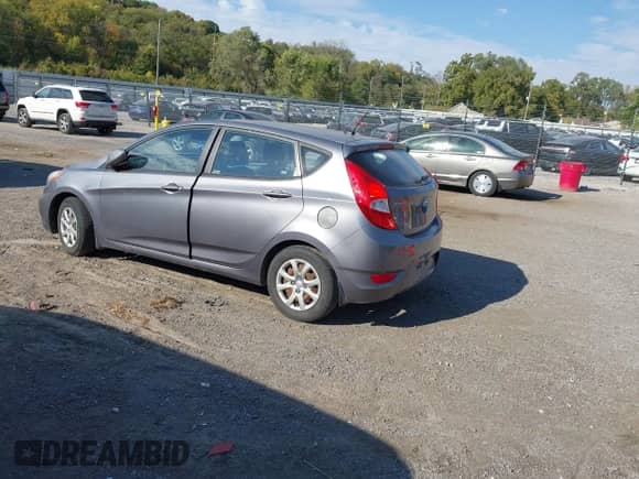 2013 Hyundai Accent GS с VIN KMHCT5AE0DU120452, выставлен на аукционе IAAI как лот 43475552 с пробегом 344 879 миль миль и . История ставок и продаж доступна на DreamBid. Изображение 3.