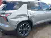 2025 Chevrolet Equinox FWD RS z VIN 3GNAXLEG7SL210194, wystawiony jako IAAI lot #42597446 z przebiegiem 10 519 mil mil oraz . Historia ofert i sprzedaży dostępna na DreamBid. Obrazek 6.