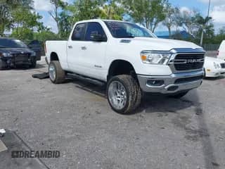 2020 Ram 1500 Big Horn z VIN 1C6RREBT8LN357605, wystawiony jako IAAI lot #41937861 z przebiegiem 69 258 mil mil oraz . Historia ofert i sprzedaży dostępna na DreamBid. Obrazek 1.