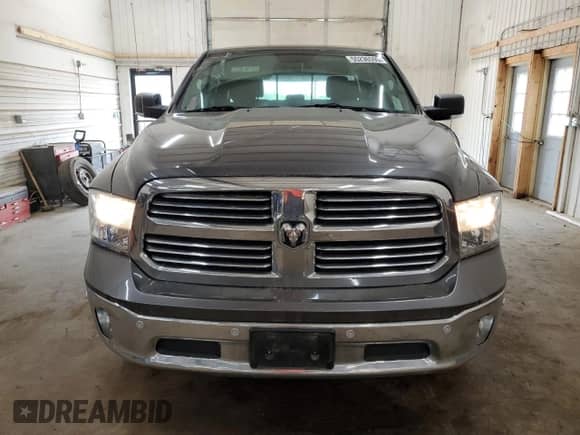2017 Ram 1500 Big Horn z VIN 1C6RR7TT8HS731438, wystawiony jako Copart lot #55236595 z przebiegiem 150 080 mil mil oraz Szkoda całkowita • Salvage title. Historia ofert i sprzedaży dostępna na DreamBid. Obrazek 5.
