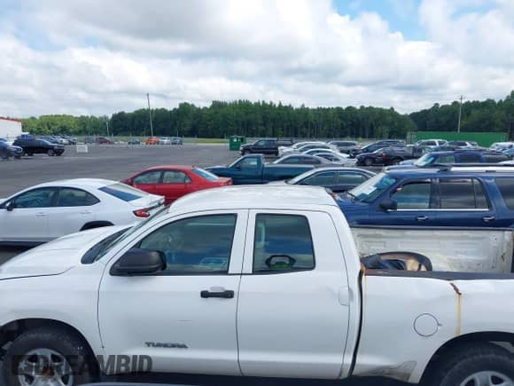 2012 Toyota Tundra z VIN 5TFRU5F10CX026554, wystawiony jako IAAI lot #43010233 z przebiegiem 221 656 mil mil oraz . Historia ofert i sprzedaży dostępna na DreamBid. Obrazek 14.