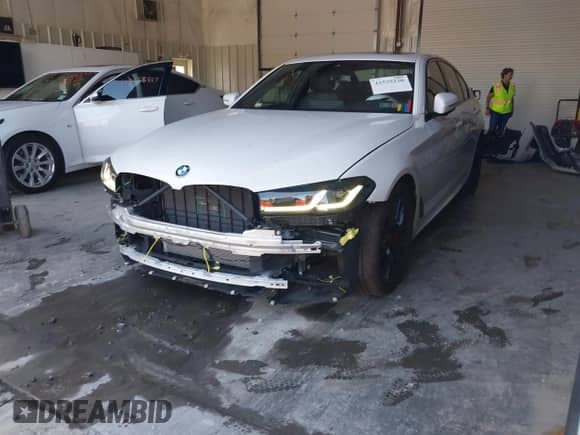 2022 BMW 5 Series 530i xDrive z VIN WBA13BJ04NWX56910, wystawiony jako IAAI lot #42535220 z przebiegiem 44 531 mil mil oraz . Historia ofert i sprzedaży dostępna na DreamBid. Obrazek 2.