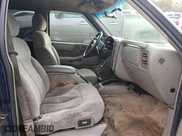 2000 Chevrolet Blazer LT z VIN 1GNDT13W8Y2197764, wystawiony jako Copart lot #70231994 z przebiegiem 281 074 mil mil oraz Szkoda całkowita • Salvage title. Historia ofert i sprzedaży dostępna na DreamBid. Obrazek 7.