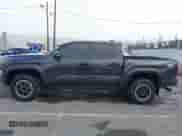 2024 Toyota Tacoma TRD Off Road с VIN 3TMLB5JN6RM051513, выставлен на аукционе IAAI как лот 43140179 с пробегом 13 703 миль миль и . История ставок и продаж доступна на DreamBid. Изображение 14.