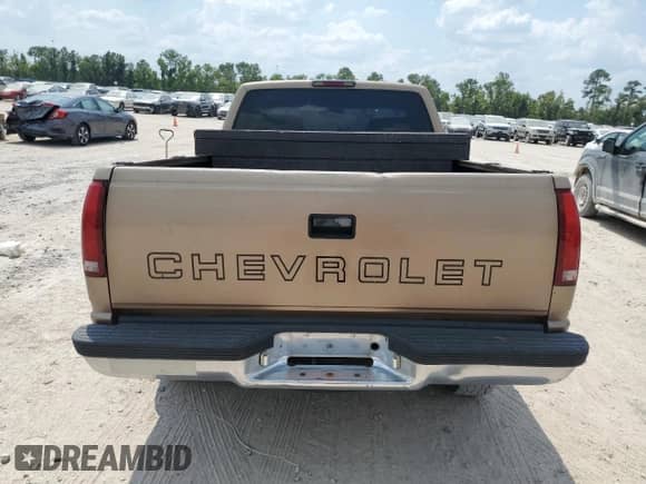 1997 Chevrolet Silverado 1500 z VIN 1GCEC14W6VZ253733, wystawiony jako Copart lot #66991994 z przebiegiem 261 797 mil mil oraz Szkoda całkowita • Salvage title. Historia ofert i sprzedaży dostępna na DreamBid. Obrazek 6.