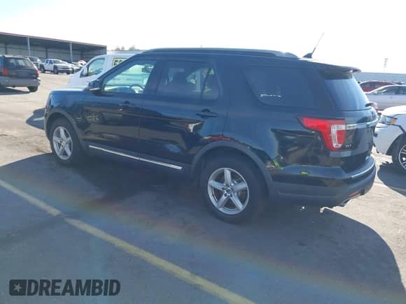 2018 Ford Explorer XLT z VIN 1FM5K7DH1JGA17581, wystawiony jako IAAI lot #43506653 z przebiegiem 159 525 mil mil oraz . Historia ofert i sprzedaży dostępna na DreamBid. Obrazek 3.