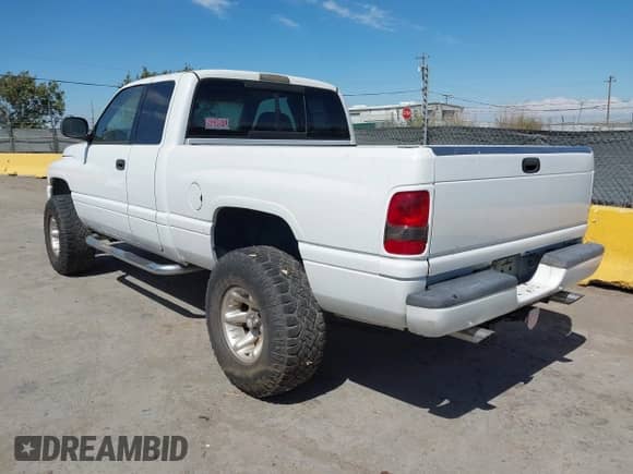 2001 Dodge 1500 z VIN 3B7HF13Z91G722498, wystawiony jako IAAI lot #42875248 z przebiegiem 141 954 mil mil oraz . Historia ofert i sprzedaży dostępna na DreamBid. Obrazek 3.