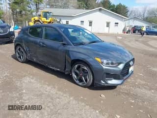 2020 Hyundai Veloster Turbo Ultimate z VIN KMHTH6AB1LU030948, wystawiony jako IAAI lot #41874590 z przebiegiem 21 531 mil mil oraz . Historia ofert i sprzedaży dostępna na DreamBid. Obrazek 1.