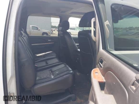 2007 Chevrolet Avalanche 2LT z VIN 3GNEC12J17G147854, wystawiony jako IAAI lot #42273574 z przebiegiem 306 061 mil mil oraz . Historia ofert i sprzedaży dostępna na DreamBid. Obrazek 8.