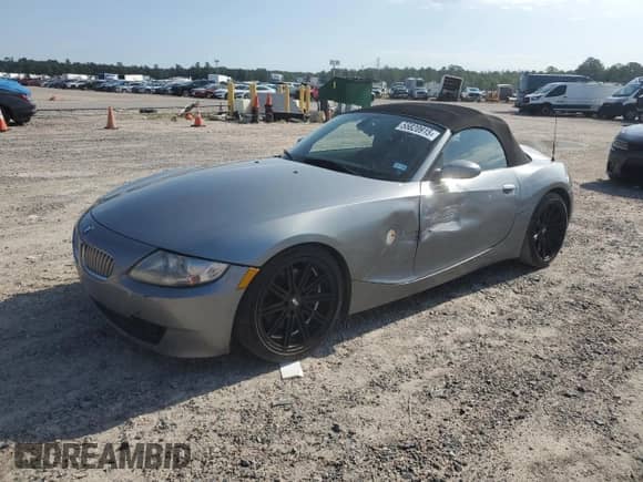 2006 BMW Z4 3.0si с VIN 4USBU53566LX00267, выставлен на аукционе Copart как лот 55820915 с пробегом 143 288 миль миль и Списание • Salvage title. История ставок и продаж доступна на DreamBid. Изображение 1.