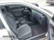 2004 Hyundai Elantra GT z VIN KMHDN56D34U104065, wystawiony jako IAAI lot #42773027 z przebiegiem 161 989 mil mil oraz . Historia ofert i sprzedaży dostępna na DreamBid. Obrazek 5.