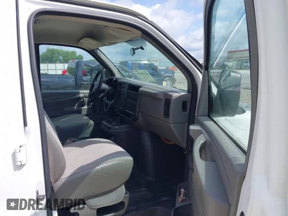 2003 Chevrolet Express Cargo z VIN 1GCFG15X631218329, wystawiony jako IAAI lot #42538660 z przebiegiem 190 042 mil mil oraz . Historia ofert i sprzedaży dostępna na DreamBid. Obrazek 5.