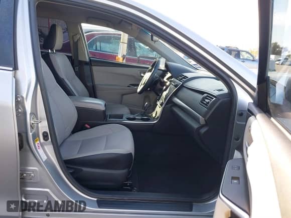 2017 Toyota Camry XLE z VIN 4T1BF1FK1HU660134, wystawiony jako IAAI lot #41697739 z przebiegiem 116 243 mil mil oraz . Historia ofert i sprzedaży dostępna na DreamBid. Obrazek 5.