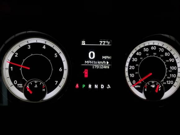 2018 Ram 1500 Express z VIN 1C6RR7FG8JS321047, wystawiony jako Copart lot #81482445 z przebiegiem 179 214 mil mil oraz Czysty tytuł • Clean title. Historia ofert i sprzedaży dostępna na DreamBid. Obrazek 9.