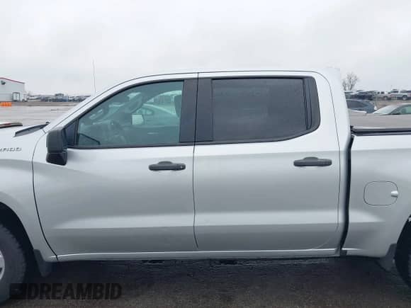 2019 Chevrolet Silverado 1500 Work Truck z VIN 1GCUYAEF9KZ314984, wystawiony jako IAAI lot #42115004 z przebiegiem 131 766 mil mil oraz . Historia ofert i sprzedaży dostępna na DreamBid. Obrazek 14.