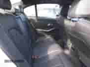 2022 BMW 3 Series 330i z VIN WBA5R1C01NFM20381, wystawiony jako IAAI lot #41579020 z przebiegiem 37 874 mil mil oraz . Historia ofert i sprzedaży dostępna na DreamBid. Obrazek 8.