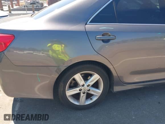 2014 Toyota Camry L z VIN 4T1BF1FK6EU438331, wystawiony jako IAAI lot #43094734 z przebiegiem 190 848 mil mil oraz . Historia ofert i sprzedaży dostępna na DreamBid. Obrazek 6.