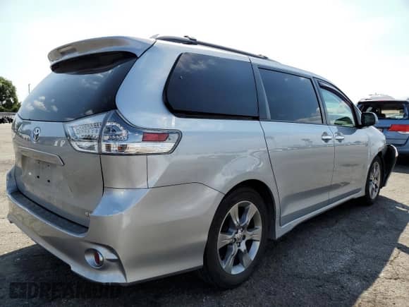 2014 Toyota Sienna SE with VIN 5TDXK3DC2ES493392, listed as a Copart auction lot 71921465 with 137,316 mi miles and Salvage title. Bid and sale history available at DreamBid. Image 3.