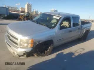 2010 Chevrolet Silverado 1500 LT with VIN 3GCRKSE38AG273099, listed as a Copart auction lot 82939803 with 220,293 mi miles and Salvage title. Bid and sale history available at DreamBid. Image 1.