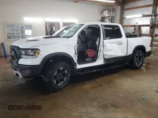 2019 Ram 1500 Rebel z VIN 1C6SRFLT2KN675448, wystawiony jako Copart lot #60340305 z przebiegiem Nie podano mil oraz Szkoda całkowita • Salvage title. Historia ofert i sprzedaży dostępna na DreamBid. Obrazek 1.