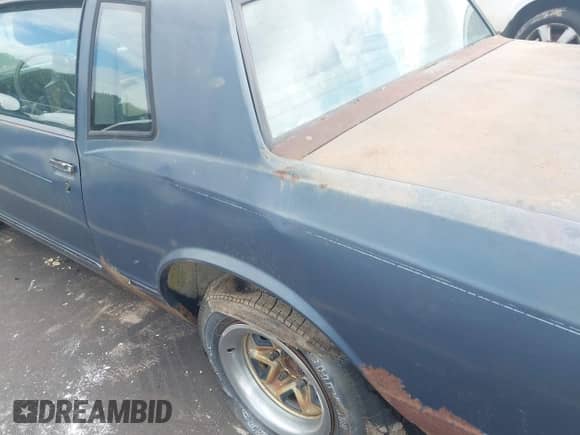1983 Chevrolet Monte Carlo z VIN 1G1AZ3773DR178154, wystawiony jako IAAI lot #43179123 z przebiegiem 42 547 mil mil oraz . Historia ofert i sprzedaży dostępna na DreamBid. Obrazek 6.