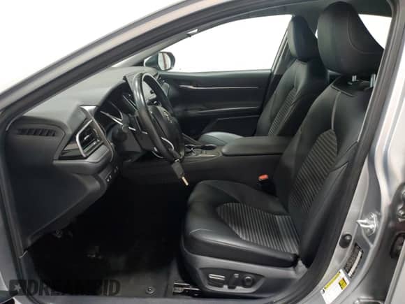 2023 Toyota Camry SE z VIN 4T1G11AK6PU818767, wystawiony jako Copart lot #86149815 z przebiegiem 45 434 mil mil oraz Czysty tytuł • Clean title. Historia ofert i sprzedaży dostępna na DreamBid. Obrazek 7.