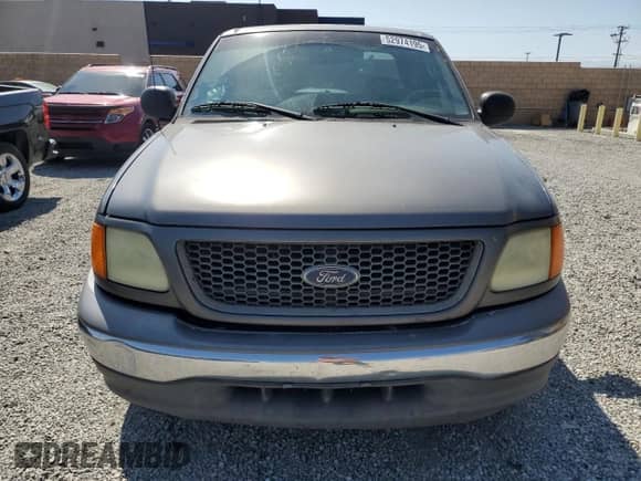 2004 Ford F-150 XL z VIN 2FTRX17214CA12253, wystawiony jako Copart lot #52974195 z przebiegiem 239 019 mil mil oraz Czysty tytuł • Clean title. Historia ofert i sprzedaży dostępna na DreamBid. Obrazek 5.