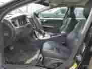 2018 Volvo S60 Inscription Platinum z VIN LYV402TM7JB156553, wystawiony jako Copart lot #53171715 z przebiegiem 67 688 mil mil oraz Szkoda całkowita • Salvage title. Historia ofert i sprzedaży dostępna na DreamBid. Obrazek 7.