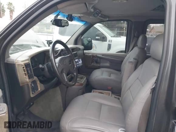 2003 Chevrolet Express Cargo YF7 Upfitter z VIN 1GBFG15T431237706, wystawiony jako IAAI lot #38581131 z przebiegiem 198 566 mil mil oraz . Historia ofert i sprzedaży dostępna na DreamBid. Obrazek 5.