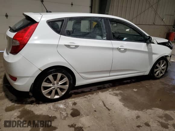 2012 Hyundai Accent SE z VIN KMHCU5AE6CU054999, wystawiony jako Copart lot #81822645 z przebiegiem 95 131 mil mil oraz Szkoda całkowita • Salvage title. Historia ofert i sprzedaży dostępna na DreamBid. Obrazek 3.