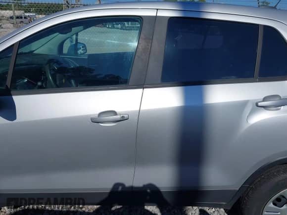 2017 Chevrolet Trax LS z VIN KL7CJKSB8HB261653, wystawiony jako IAAI lot #42975234 z przebiegiem 77 396 mil mil oraz . Historia ofert i sprzedaży dostępna na DreamBid. Obrazek 14.