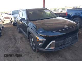 2024 Hyundai Kona SEL z VIN KM8HB3AB4RU078328, wystawiony jako IAAI lot #43556519 z przebiegiem 41 312 mil mil oraz . Historia ofert i sprzedaży dostępna na DreamBid. Obrazek 1.