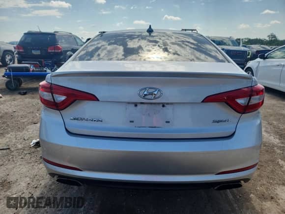 2015 Hyundai Sonata Sport z VIN 5NPE34AF1FH047735, wystawiony jako Copart lot #62078995 z przebiegiem 115 953 mil mil oraz Szkoda całkowita • Salvage title. Historia ofert i sprzedaży dostępna na DreamBid. Obrazek 6.