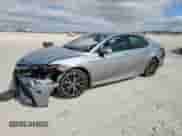 2023 Toyota Camry SE z VIN 4T1G11AK6PU749787, wystawiony jako Copart lot #81722415 z przebiegiem 33 266 mil mil oraz Szkoda całkowita • Salvage title. Historia ofert i sprzedaży dostępna na DreamBid. Obrazek 1.