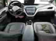 2017 Chevrolet Bolt EV Premier z VIN 1G1FX6S02H4140974, wystawiony jako Copart lot #69942603 z przebiegiem 107 935 mil mil oraz . Historia ofert i sprzedaży dostępna na DreamBid. Obrazek 8.