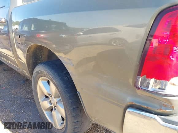 2013 Ram 1500 Outdoorsman z VIN 1C6RR6LT3DS581405, wystawiony jako IAAI lot #42484530 z przebiegiem Nie podano mil oraz . Historia ofert i sprzedaży dostępna na DreamBid. Obrazek 19.