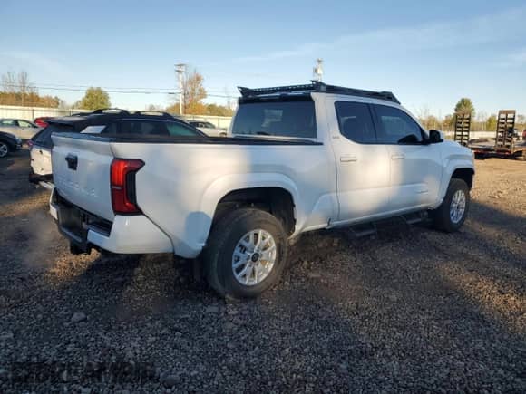 2024 Toyota Tacoma SR5 z VIN 3TYLB5JN6RT040080, wystawiony jako Copart lot #86147085 z przebiegiem 7 596 mil mil oraz Szkoda całkowita • Salvage title. Historia ofert i sprzedaży dostępna na DreamBid. Obrazek 3.