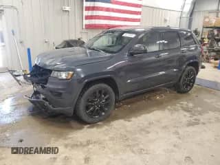 2018 Jeep Grand Cherokee Altitude z VIN 1C4RJFAG5JC394131, wystawiony jako Copart lot #85316395 z przebiegiem 134 490 mil mil oraz Szkoda całkowita • Salvage title. Historia ofert i sprzedaży dostępna na DreamBid. Obrazek 1.
