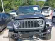 2025 Jeep Wrangler Sahara z VIN 1C4PJXEN5SW525130, wystawiony jako IAAI lot #43257826 z przebiegiem 5 387 mil mil oraz . Historia ofert i sprzedaży dostępna na DreamBid. Obrazek 11.