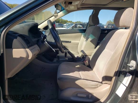 2003 Toyota Camry LE z VIN JTDBF32K330108043, wystawiony jako Copart lot #85266835 z przebiegiem 181 610 mil mil oraz Czysty tytuł • Clean title. Historia ofert i sprzedaży dostępna na DreamBid. Obrazek 7.