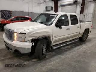 2010 GMC Sierra 1500 Denali z VIN 3GTRKXE27AG183933, wystawiony jako Copart lot #63597695 z przebiegiem 158 600 mil mil oraz Szkoda całkowita • Salvage title. Historia ofert i sprzedaży dostępna na DreamBid. Obrazek 1.