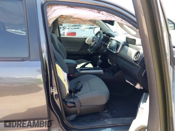 2020 Toyota Tacoma SR5 с VIN 5TFAZ5CN8LX091464, выставлен на аукционе IAAI как лот 43183342 с пробегом 59 398 миль миль и . История ставок и продаж доступна на DreamBid. Изображение 5.