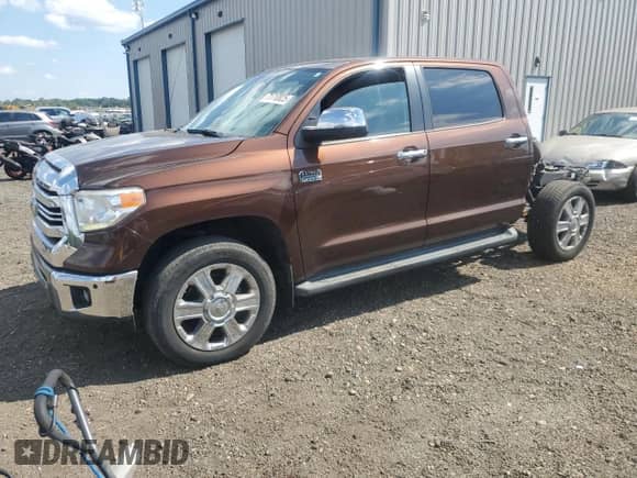 2017 Toyota Tundra Platinum с VIN 5TFAY5F15HX631839, выставлен на аукционе Copart как лот 71710825 с пробегом 106 185 миль миль и Списание • Salvage title. История ставок и продаж доступна на DreamBid. Изображение 1.