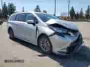 2021 Toyota Sienna XLE z VIN 5TDYRKEC5MS070670, wystawiony jako Copart lot #69620625 z przebiegiem 102 106 mil mil oraz Szkoda całkowita • Salvage title. Historia ofert i sprzedaży dostępna na DreamBid. Obrazek 4.